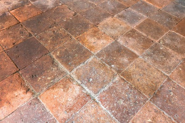 Sol en terre cuite : 15 idées pour un charme authentique